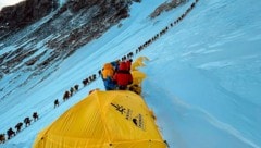 Bergsteiger aus aller Welt auf dem Weg zum Mount-Everest-Gipfel (Bild: APA/AFP/Lakpa SHERPA)