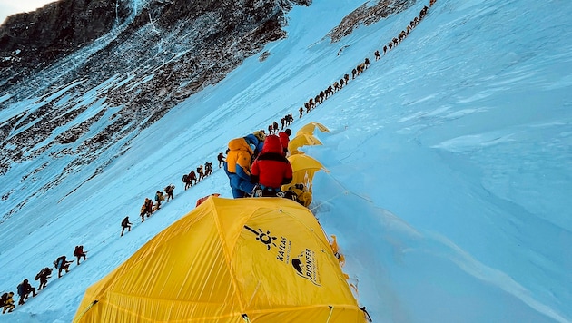 Bergsteiger aus aller Welt auf dem Weg zum Mount-Everest-Gipfel (Bild: APA/AFP/Lakpa SHERPA)