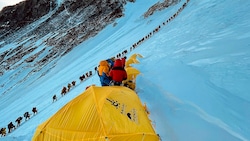 Der Bergsteiger-Tourismus und Social Media haben  den höchsten Bergen der Welt seinen Zauber ...