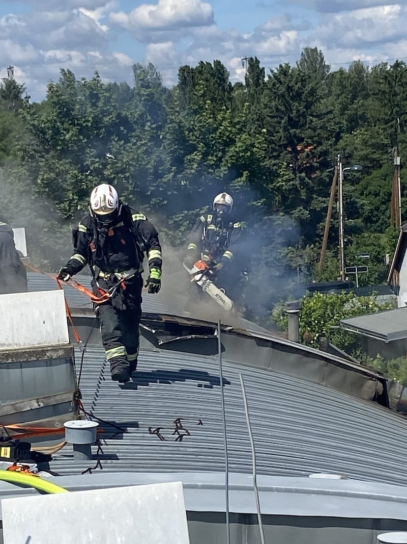 Mit Atemschutz stiegen die Feuerwehrleute auf die Dächer, um jene zu kühlen.  (Bild: Stadt Wien/Feuerwehr)