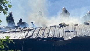 Auch die Dächer mussten durch die Florianis aufgebrochen werden.  (Bild: Stadt Wien/Feuerwehr)