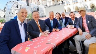 Von links: Karl Kolarik (Schweizerhaus), Bürgermeister Michael Ludwig, Peter Friese (Schwarzes ...