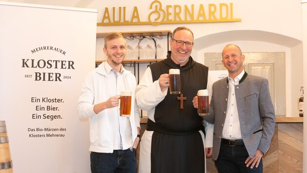 Braumeister Laurin Bernhard mit Abt Vinzenz Wohlwend und Kurt Michelin, Geschäftsführer der Brauerei Frastanz. (Bild: Mathis Fotografie)