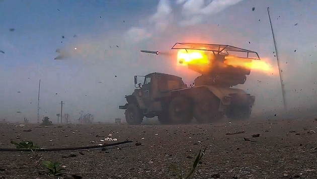 A Russian missile launcher in action in Ukraine (Bild: AP/Russian Defense Ministry Press Service)