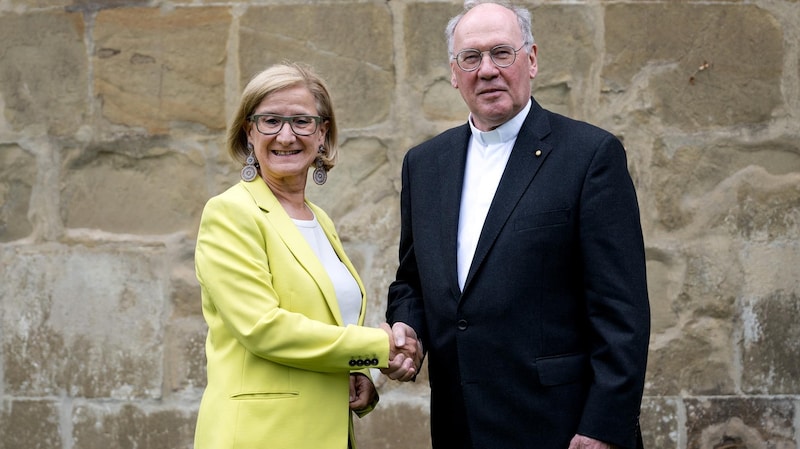 Landeshauptfrau Johanna Mikl-Leitner und Bischof Alois Schwarz gaben in St. Pölten den Startschuss zur Sanierung des Doms. (Bild: Gerhard Pfeffer)