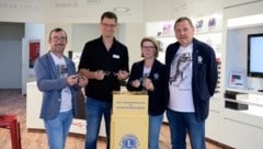 Löwenstarker Mitstreiter: United Optics mit Filialleiter Martin Zeindl (2. v. li.) im Bild bereitet die gesammelten Brillen auch auf. Das gefällt dem Lions Club Horn mit Sprecher Gottfried Stark (li.) sowie Andrea und Harald Hofmann. (Bild: Molnar Attila)