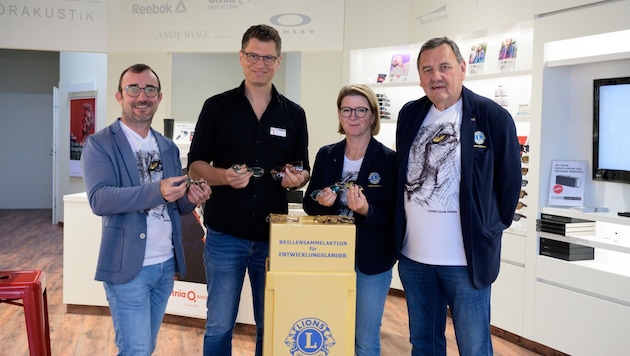 Strong supporter: United Optics with branch manager Martin Zeindl (2nd from left) in the picture also prepares the collected glasses. The Horn Lions Club with spokesman Gottfried Stark (left) and Andrea and Harald Hofmann like this. (Bild: Molnar Attila)