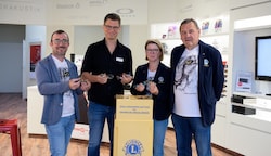 Löwenstarker Mitstreiter: United Optics mit Filialleiter Martin Zeindl (2. v. li.) im Bild bereitet die gesammelten Brillen auch auf. Das gefällt dem Lions Club Horn mit Sprecher Gottfried Stark (li.) sowie Andrea und Harald Hofmann. (Bild: Molnar Attila)