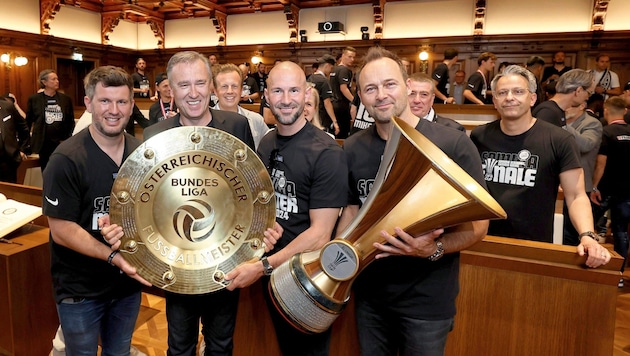 Andreas Schicker (l. neben Jauk, Ilzer und Tebbich) bleibt! Sturms erfolgreiche Führungscrew geht gemeinsam in die Champions League. (Bild: GEPA pictures)
