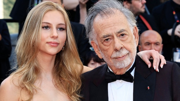 Romy Mars, Sofia Coppola lánya múlt héten nagyapját, Francis Ford Coppolát kísérte el a vörös szőnyegen Cannes-ban. (Bild: APA/AFP/Valery HACHE)