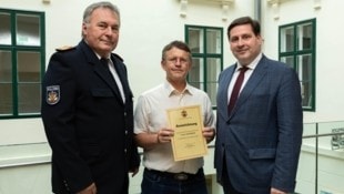 Jürgen Grohmann wurde von Stefan Szirucsek (re.) und Walter Santin (li.) für sein mutiges Verhalten geehrt. (Bild: 2024psb/c.kollerics)
