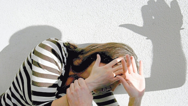 Regelmäßig sei die Frau geschlagen worden – auch zum Sex habe sie der Verdächtige gezwungen (Symbolbild). (Bild: HANS KLAUS TECHT / APA / picturedesk.com)