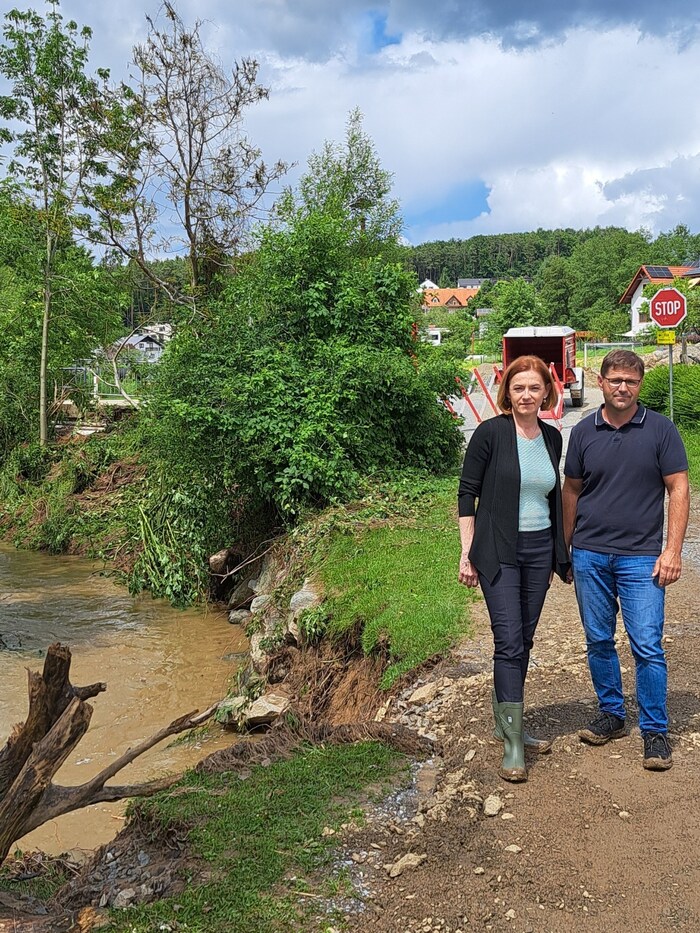 Landesrätin Simone Schmiedtbauer überzeugte sich selbst von den Schäden, die das Hochwasser angerichtet hat.