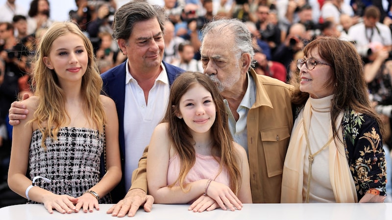 Familienbande: Romy Mars und Schwester Cosima Mars mit Onkel Roman Coppola, Opa Francis Ford Coppola und Großtante Talia Shire in Cannes (Bild: APA/AFP/Valery HACHE)