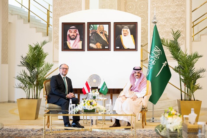 Außenminister Alexander Schallenberg (li.) mit seinem saudischen Amtskollegen Faisal bin Farhan ...