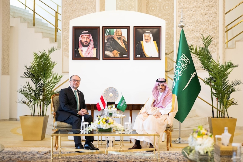 Außenminister Alexander Schallenberg (li.) mit seinem saudischen Amtskollegen Faisal bin Farhan in Riad (Bild: Michael Gruber )