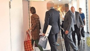 Die zwei Angeklagten auf dem Weg in den Gerichtssaal