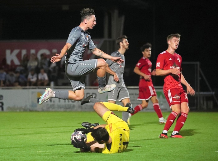 Das direkte Duell vor wenigen Wochen ging mit 4:0 an Seekirchen (in grau Lukas Kauba).