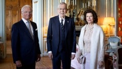 Bundespräsident Alexander Van der Bellen traf mit Schwedens König Carl XVI. Gustaf und Königin Silvia zusammen. (Bild: APA/BUNDESHEER/PETER LECHNER)