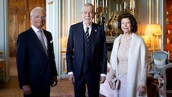 Bundespräsident Alexander Van der Bellen traf mit Schwedens König Carl XVI. Gustaf und Königin Silvia zusammen. (Bild: APA/BUNDESHEER/PETER LECHNER)