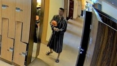 Der verdächtige Dieb wurde in der Therme Bad Ischl gefilmt (Bild: Polizei OÖ)