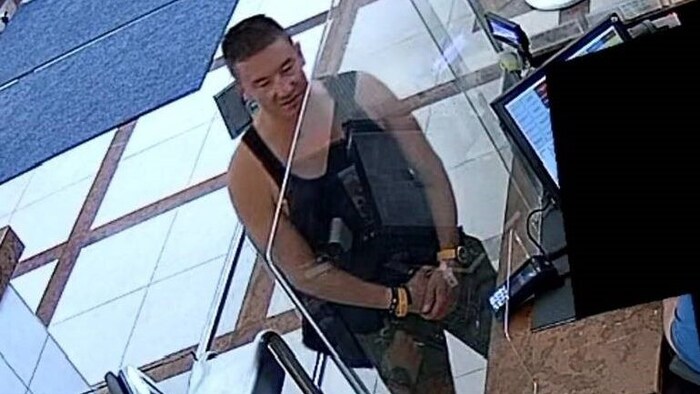 The suspected thief at the cash desk of the Bad Ischl thermal spa