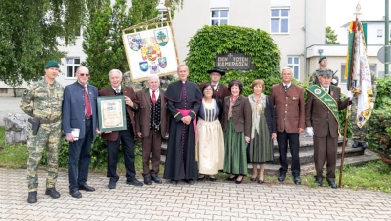 Lieutenant Colonel Ulrich Baumgartner (far left) with representatives of the traditional associations. (Bild: Wolfgang Hinteregger)