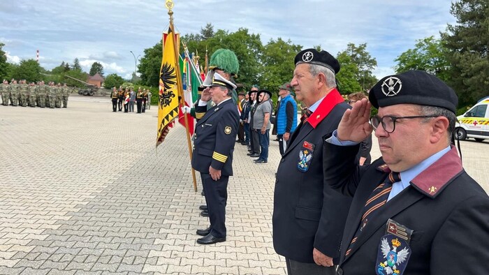 Auf dem Antreteplatz in der Goëss-Kaserne standen Traditionsverbände und Soldaten Schulter an Schulter.