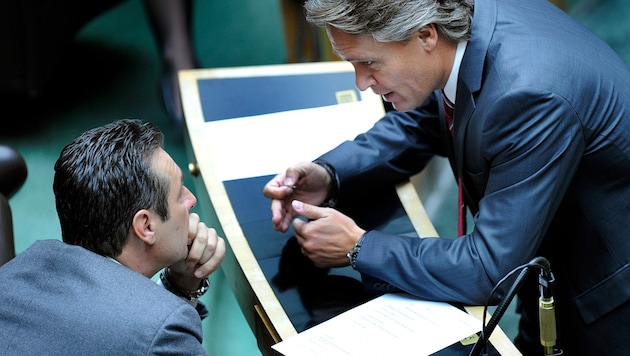 Strache (left) and Westenthaler together in parliament twelve years ago (Bild: APA/Roland Schlager)