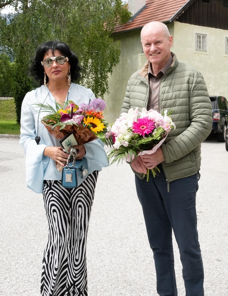 Blumen bekam der Opernstar von Ortschef Johann Döller. (Bild: DORISSEEBACHER)