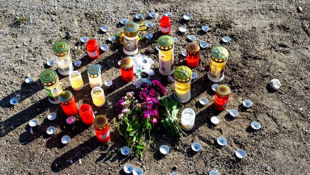 The crime scene in Naarn, where mourners brought candles and flowers (Bild: Kerschbaummayr Werner)