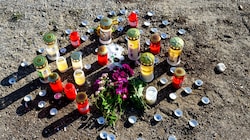 Der Tatort in Naarn, wo Trauernnde Kerzen und Blumen hinbrachten (Bild: Kerschbaummayr Werner)