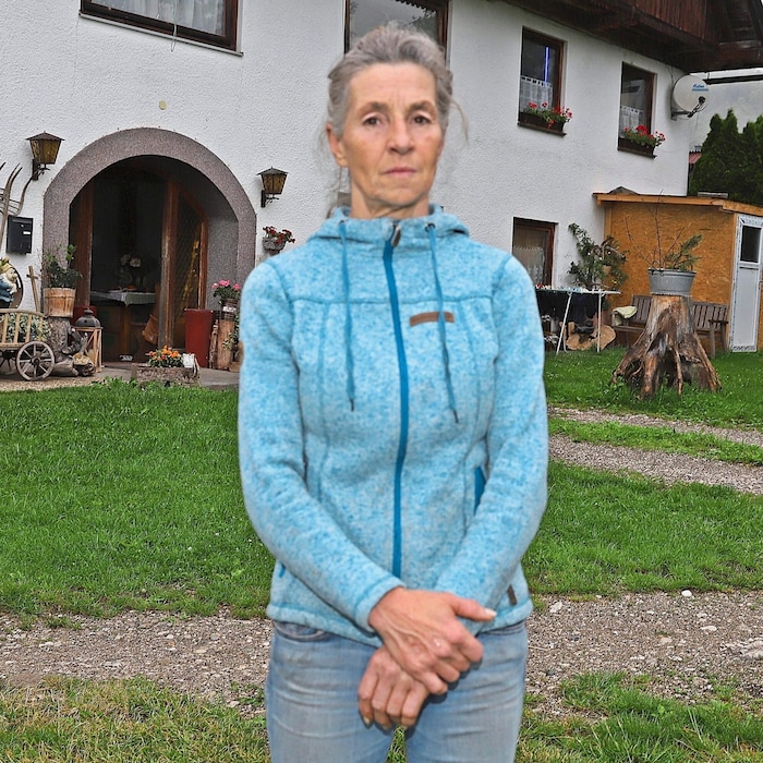Sabine Hinterberger vor ihrem Hof, der seit Generationen im Familienbesitz ist