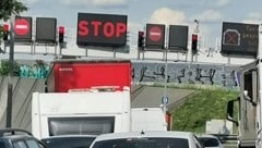 Auf der Wiener Außenring-Schnellstraße S1 ist am Donnerstag ein Tunnel gesperrt worden. (Bild: Krone-Lesereporter)