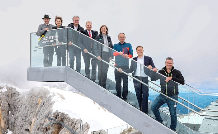 Bei der feierlichen Eröffnung am Donnerstag begrüßte Planai-Boss Georg Bliem (3. v. re.) unter anderem Landeshauptmann Christopher Drexler (3. v. li.) und dessen oberösterreichischen Kollegen Thomas Stelzer (4. v.li.) 