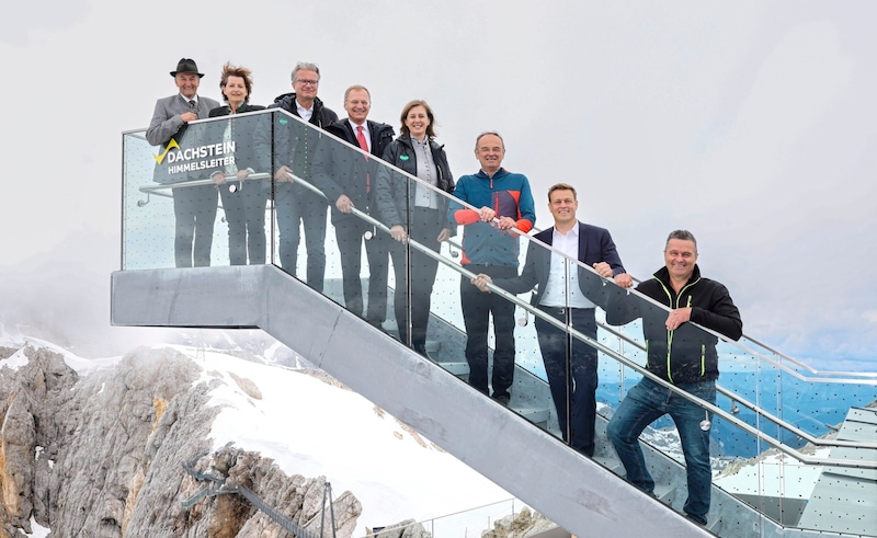 At the opening ceremony on Thursday, Planai boss Georg Bliem (3rd from right) welcomed Governor Christopher Drexler (3rd from left) and his Upper Austrian colleague Thomas Stelzer (4th from left), among others (Bild: Harald Steiner)