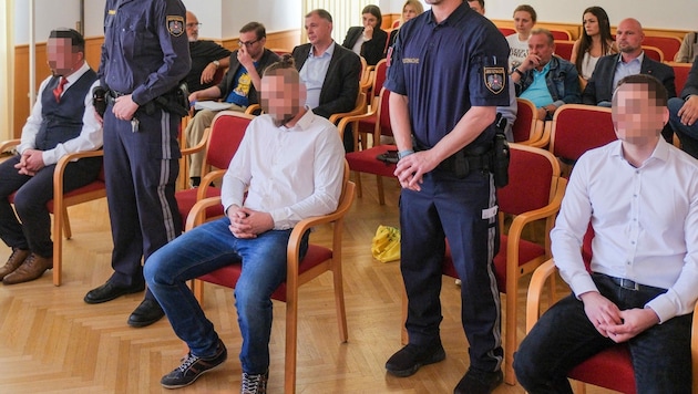 The three defendants at the Linz Regional Court (Bild: zVg)