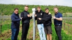 Smarte Technik am Weinberg: Das Konzept von Matthias Stumvoll und Marcel Gillinger von leova SMART überzeugte Leo und Leo Hillinger junior sowie HILL-Außenbetriebsleiter Florian Ackermann. (Bild: Weingut Hillinger)