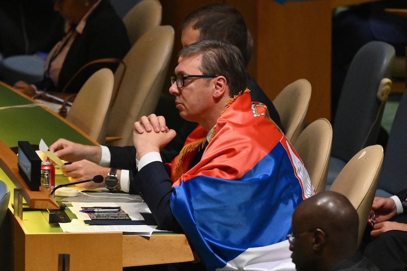 Vučić symbolically wrapped himself in the Serbian national flag. (Bild: AFP/ANGELA WEISS)