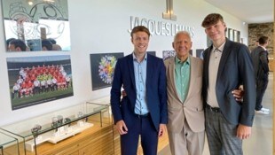 Alfred Riedl mit seinen Söhnen Andreas und Christian bei der Eröffnung des Museums auf der Burg Taggenbrunn. (Bild: Manuela Karner)