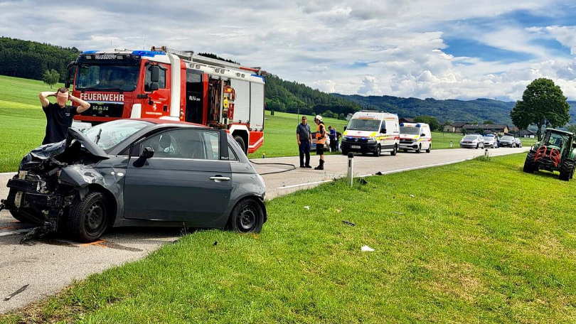Bei einem Frontalcrash in Nußdorf wurden fünf Personen leicht verletzt (Bild: FF Nussdorf am Haunsberg)