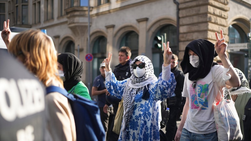 Around 150 activists protested for solidarity with Palestine, some of them wearing masks. (Bild: AP/Markus Schreiber)
