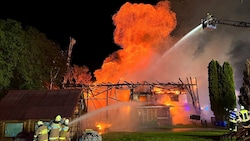 Im Göming-Ortsteil Reinberg brach Donnerstagabend ein wildes Feuer in einem Wohnhaus aus (Bild: Markus Tschepp)