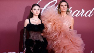 Leni Klum schritt mit Mama Heidi Klum über den roten Teppich bei der Amfar-Gala