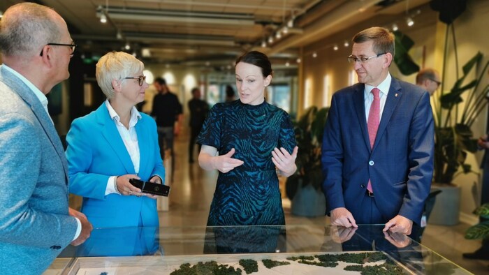 Gerald Silberhumer and Doris Hummer (2nd from left) from the Upper Austrian Chamber of Commerce ...