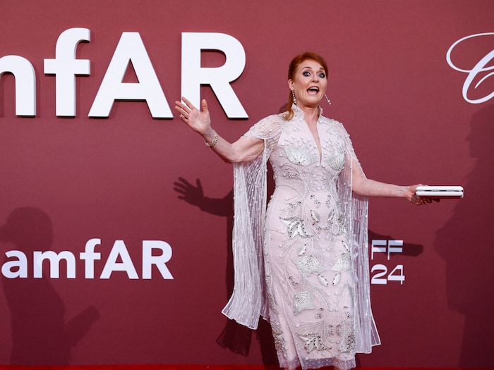 Sarah Ferguson amfAR Galası'nda 15.000 avroluk özel dikim bir elbise giydi.