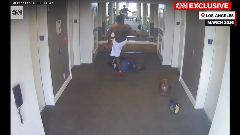 Aufnahmen einer Überwachungskamera in einem Hotelflur zeigen, wie Sean Combs 2016 seine damalige Freundin Cassie Ventura misshandelt. (Bild: APA/Hotel Security Camera Video/CNN via AP)