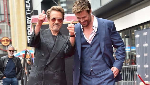 Robert Downey Jr. took the opportunity to congratulate Chris Hemsworth on his star on the "Walk of Fame" with a witty speech. (Bild: AFP/Chris DELMAS)