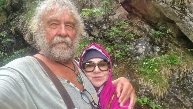 WhatsApp greetings from Ernst Prost and Christina "Mausi" Lugner on their recent hike in the Bavarian Alps. It was raining cats and dogs, Prost was only wearing a shirt and his lederhosen, "Mausi" was more or less completely wrapped up. (Bild: privat)