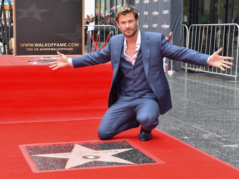 Da ist der Stern ja! Chris Hemsworth darf sich über einen Platz auf dem berühmten „Walk of Fame“ freuen. (Bild: APA/AFP/Chris DELMAS)